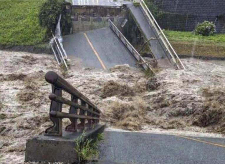 Καταστροφικές πλημμύρες στην Ιαπωνία : Κατάρρευση γέφυρας στο Κιούσου και 360.000 άνθρωποι εγκατέλειψαν τα σπίτια τους