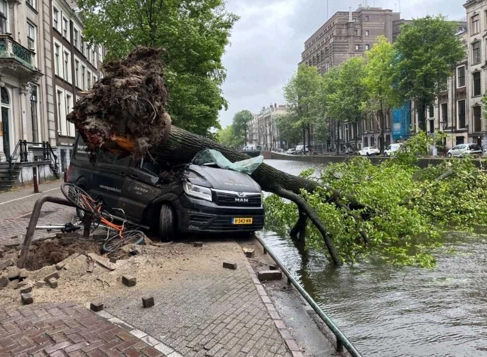 Σφοδρή κακοκαιρία πλήττει την Ολλανδία : Άνεμοι πάνω από 140χλμ/ώρα - Ακυρώθηκαν 300 πτήσεις στο αεροδρόμιο Σχίπχολ