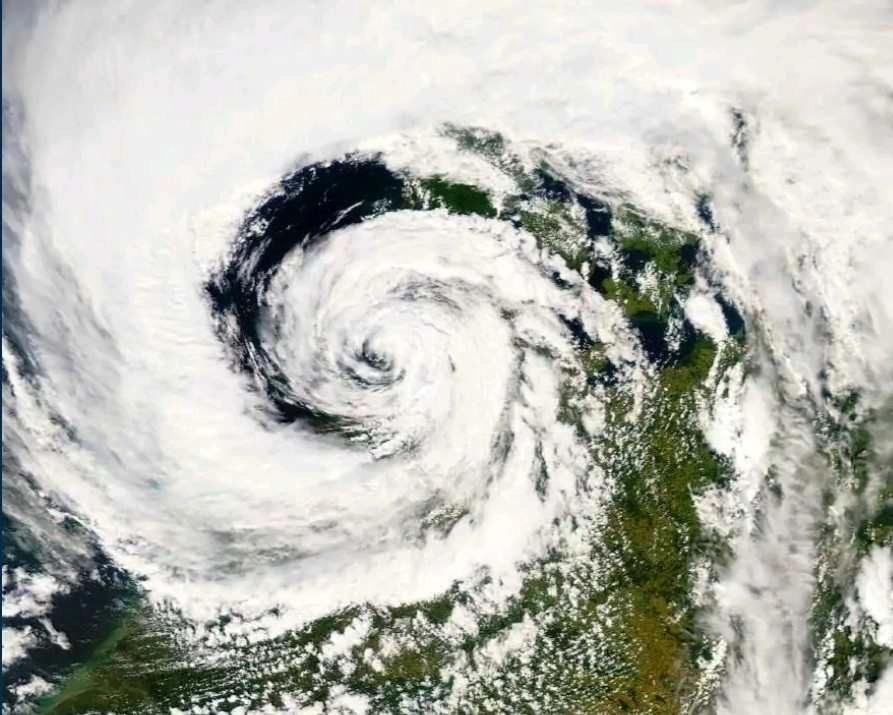 Ο κυκλώνας Poly σφυροκοπά την Ολλανδία και την Γερμανία με ανέμους σε επίπεδα τυφώνα : 2 νεκροί και 2 σοβαρά τραυματίες