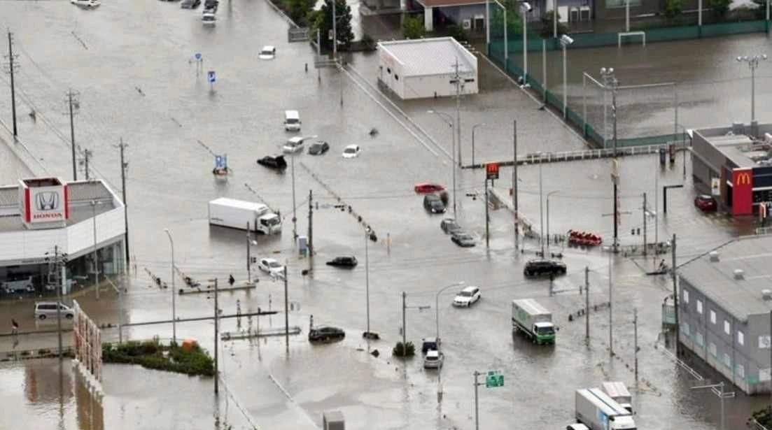 Καταρρακτώδεις βροχές πλήττουν την Ιαπωνία : 1 νεκρός, 3 αγνοούμενοι και 370.000 άνθρωποι εγκατέλειψαν τα σπίτια τους στο Σιμάνε