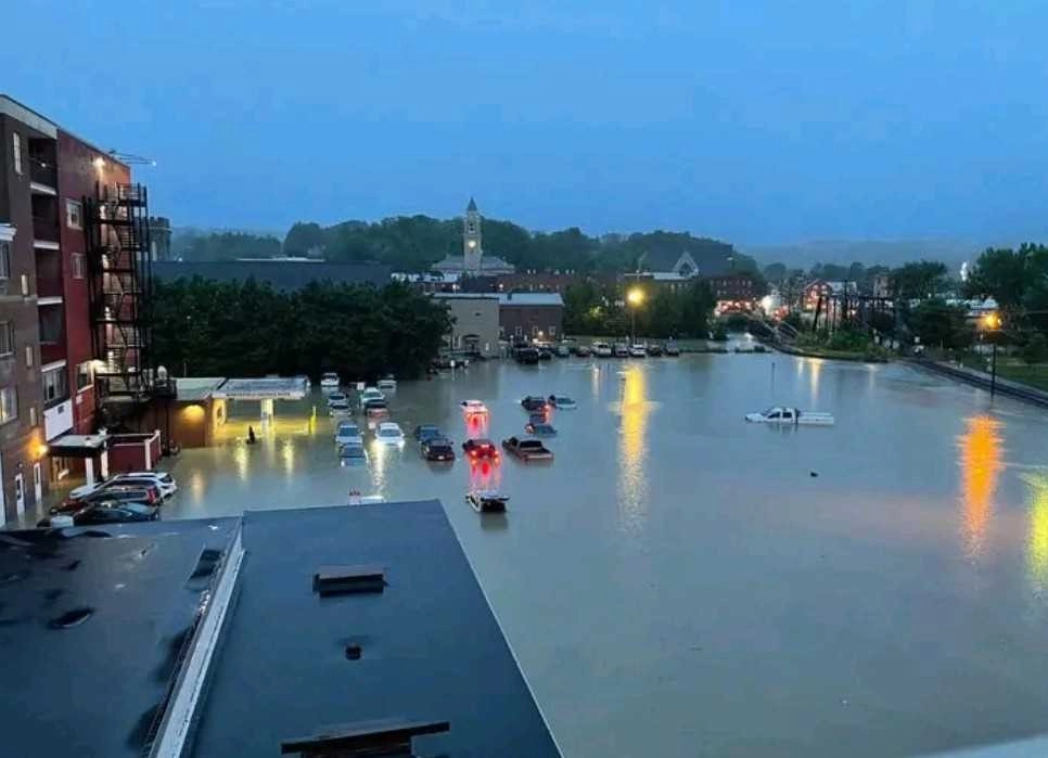 ΗΠΑ : Έπεσε ποσότητα βροχής δύο μηνών σε μόλις ένα 24ωρο στο Βερμόντ προκαλώντας καταστροφικές πλημμύρες