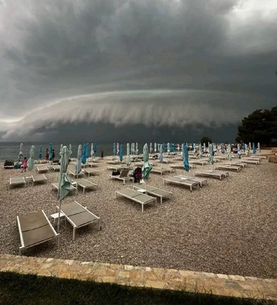 Κροατία : Υπερκυτταρική καταιγίδα προκάλεσε σφοδρές χαλαζοπτώσεις και θυελλώδεις ανέμους σε πολλές περιοχές της χώρας