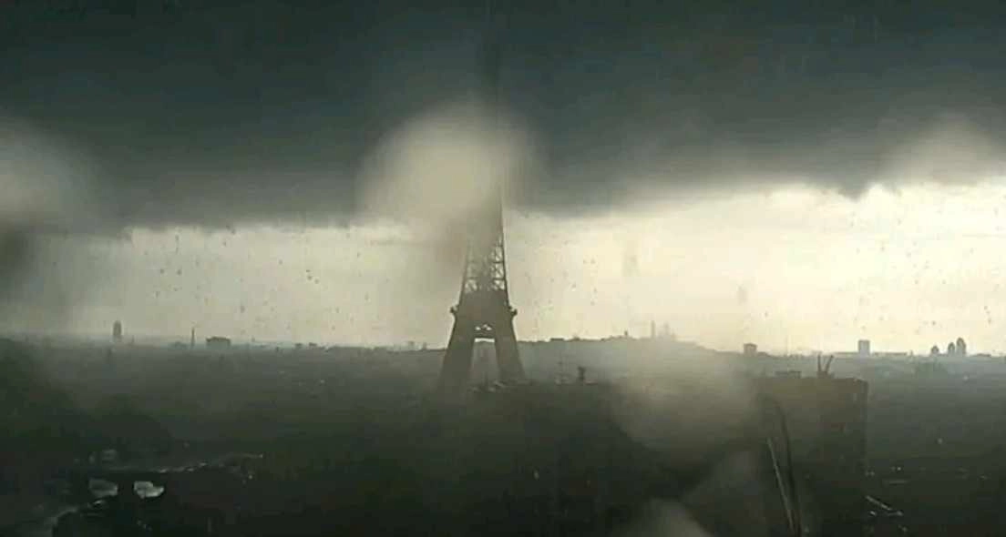 Γαλλία : Η μέρα έγινε νύχτα στο Παρίσι εξαιτίας ισχυρών καταιγίδων - Προβλήματα και καθυστερήσεις στα δρομολόγια των τρένων 