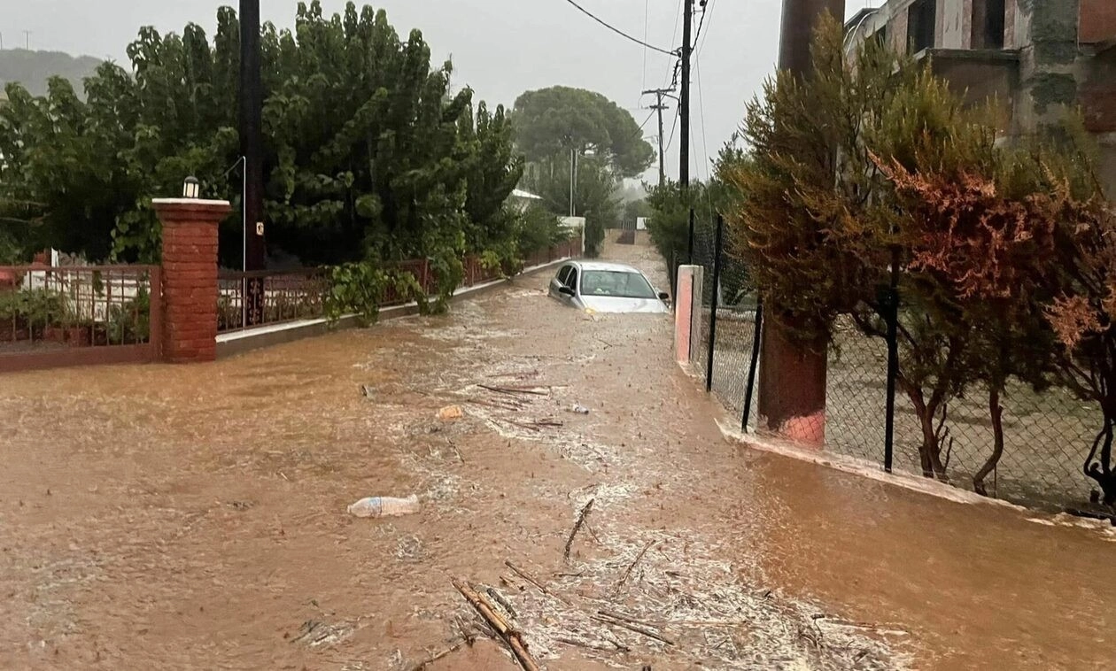 Εκτός ελέγχου η κατάσταση στην Σκιάθο από την κακοκαιρία - Οδηγοί εγκλωβίστηκαν μέσα στα οχήματά τους