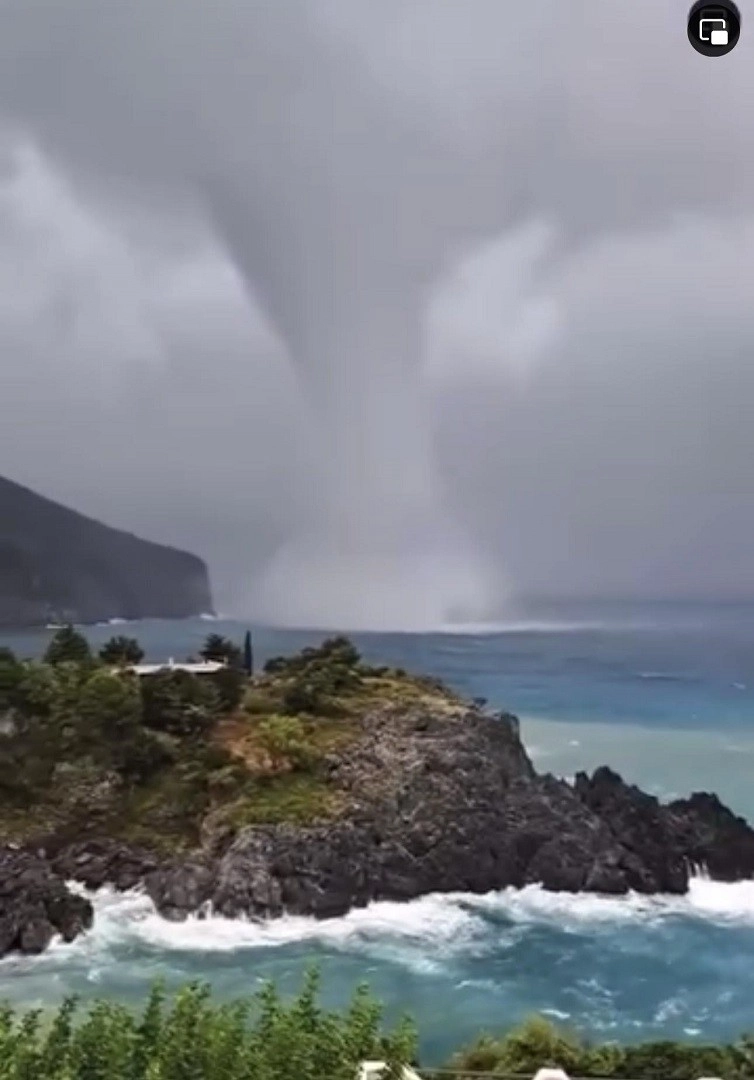 Μεγάλος Υδροστρόβιλος χτύπησε την Εύβοια. Δείτε το βίντεο.