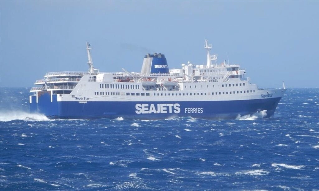 Συνεχίζεται το θρίλερ για 384 επιβάτες πλοίου &ndah; Μετά από 12 ώρες δεν έχει δέσει στο λιμάνι 