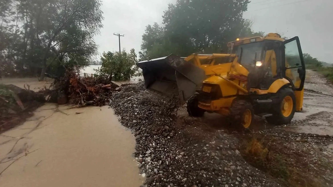 Πλημμύρες σε όλο σχεδόν τον νομό Τρικάλων - Στήνονται αναχώματα στον επαρχιακό προς Μαγούλα 