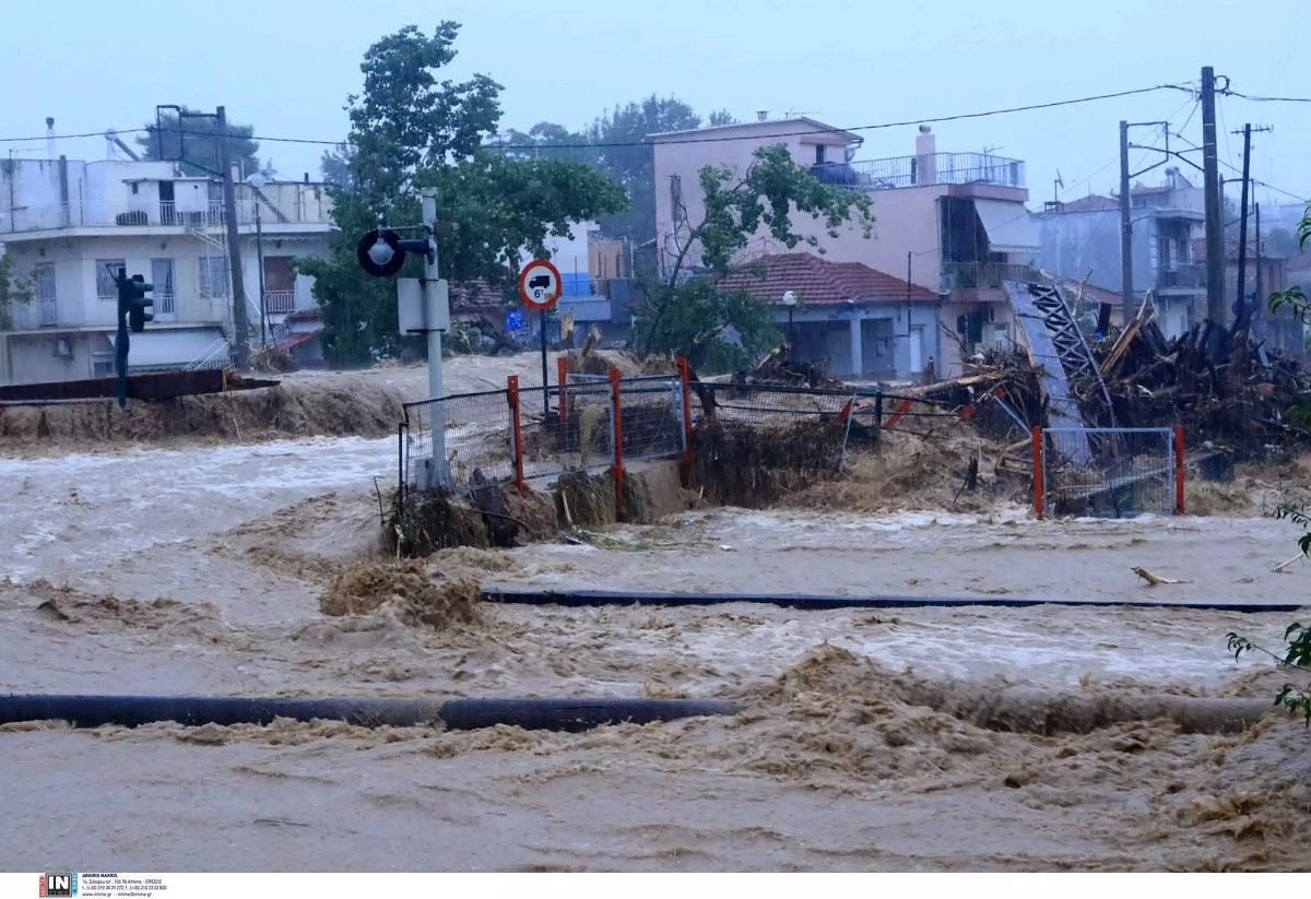 Συνεχίζεται η απαγόρευση κυκλοφορίας στον Βόλο &ndah; Νέο μήνυμα από το 112. Δραματική η κατάσταση σε Εύβοια και Βόλο από τις πλημμύρες - Δεκάδες εγκλωβισμένοι, κλειστοί ξανά οι δρόμοι 