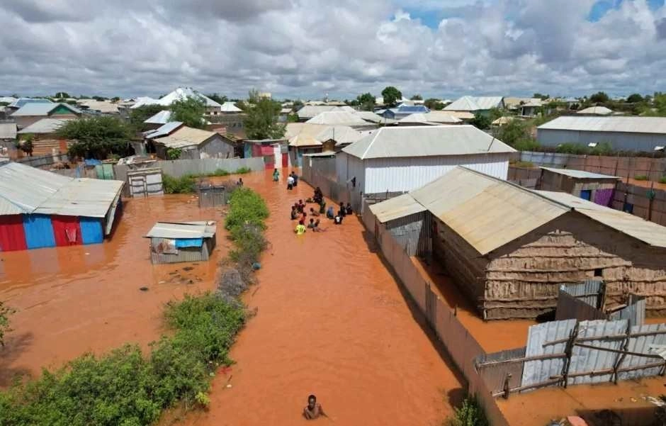 Φονικές πλημμύρες πλήττουν το Κέρας της Αφρικής : 111 νεκροί και πάνω από 700 χιλιάδες άνθρωποι εγκατέλειψαν τα σπίτια τους