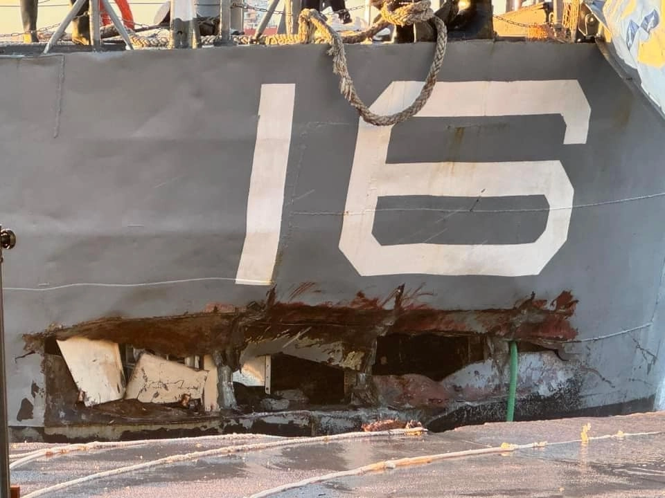 Θεσσαλονίκη : Αποκαρδιωτικές οι εικόνες από το ιστορικό αντιτορπιλικό Βέλος  που υπέστη σοβαρές ζημιές από τους θυελλώδεις ανέμους