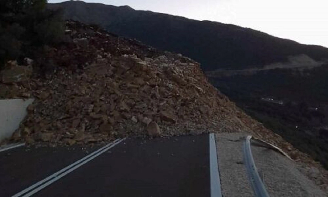 Ιωάννινα : Μεγάλη κατολίσθηση στον ολοκαίνουργιο δρόμο Τέροβο - Πηγάδια : Αδύνατη η κυκλοφορία των οχημάτων