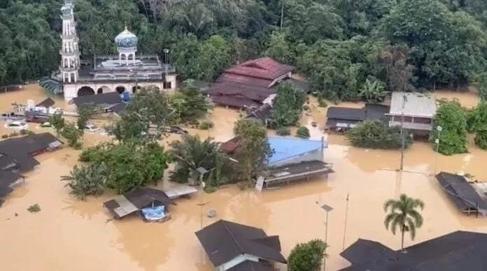 Καταρρακτώδεις βροχές έπληξαν την Ταϊλάνδη : 6 νεκροί και χιλιάδες άνθρωποι αναγκάστηκαν να εγκαταλείψουν τα σπίτια τους