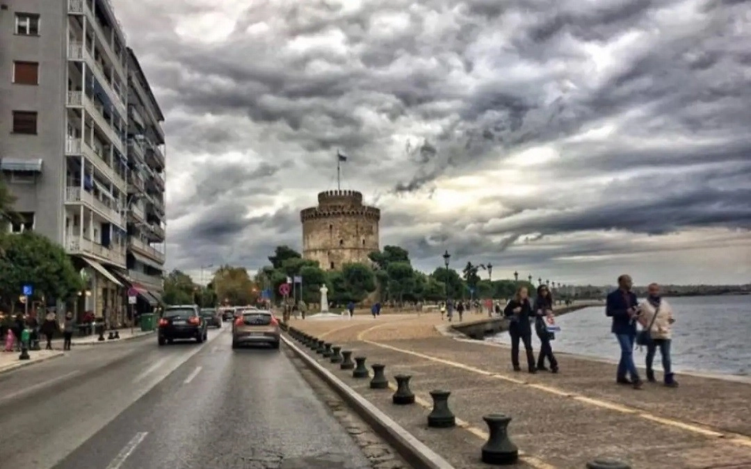 Τοπικές βροχές στα δυτικά, νότια και ανατολικά. Τοπικά περιορισμένη ορατότητα στα ηπειρωτικά. Άνεμοι έως 4-5 μποφόρ. 