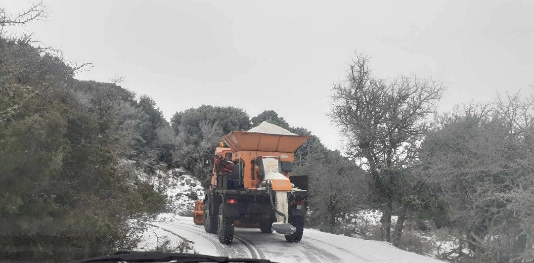 Χιόνια και παγετός σε Αγιάσο και Αμπελικό. Σε επιφυλακή οι υπηρεσίες Πολιτικής Προστασίας