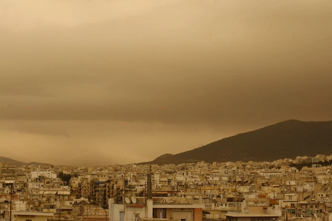 Λασποβροχές κυρίως στα δυτικά, κεντρικά και βόρεια. Καταιγίδες και πιθανές χαλαζοπτώσεις στα δυτικά.