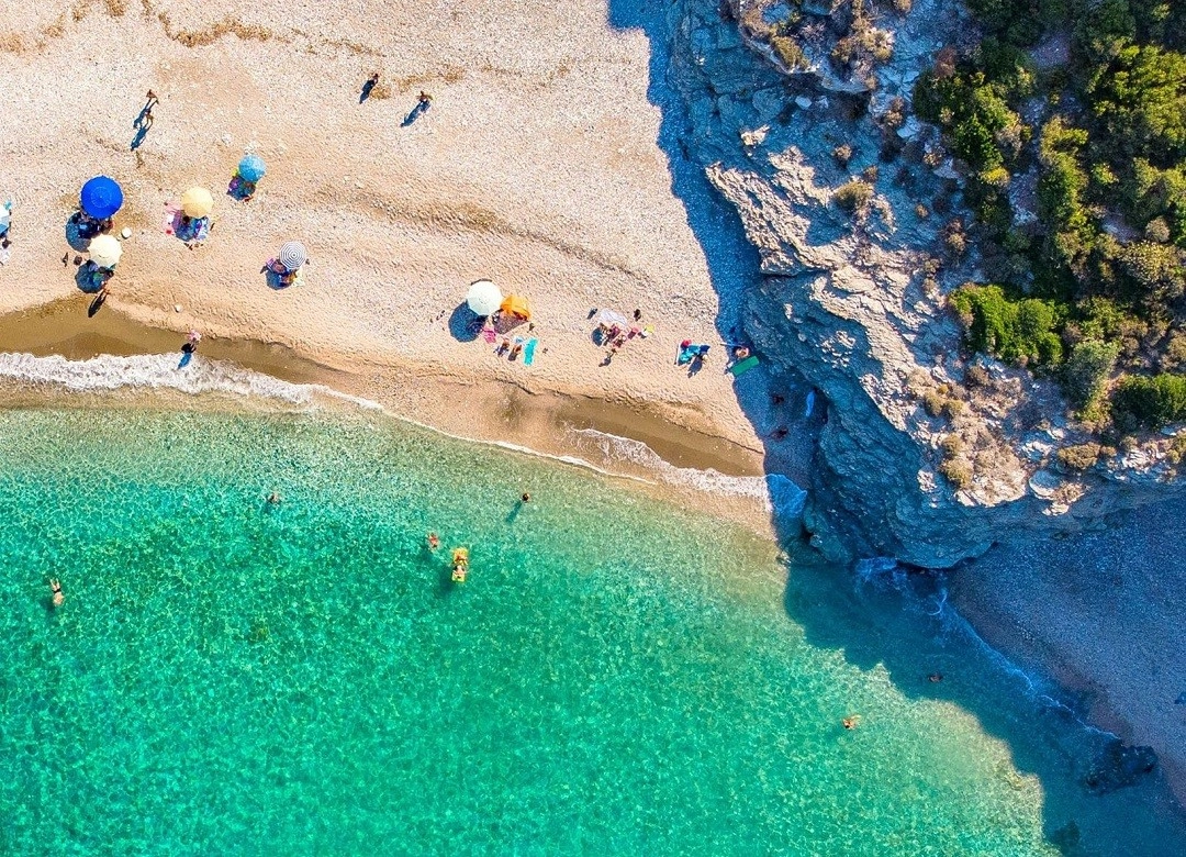 Λίγες νεφώσεις και πολύ υψηλές θερμοκρασίες