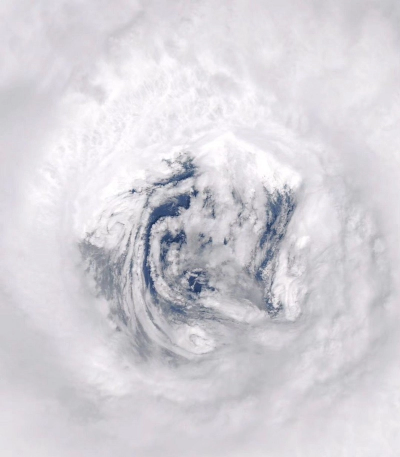 Το μάτι του Typhoon Ampil από το διάστημα: η ισχυρή καταιγίδα που έπληξε την Ιαπωνία