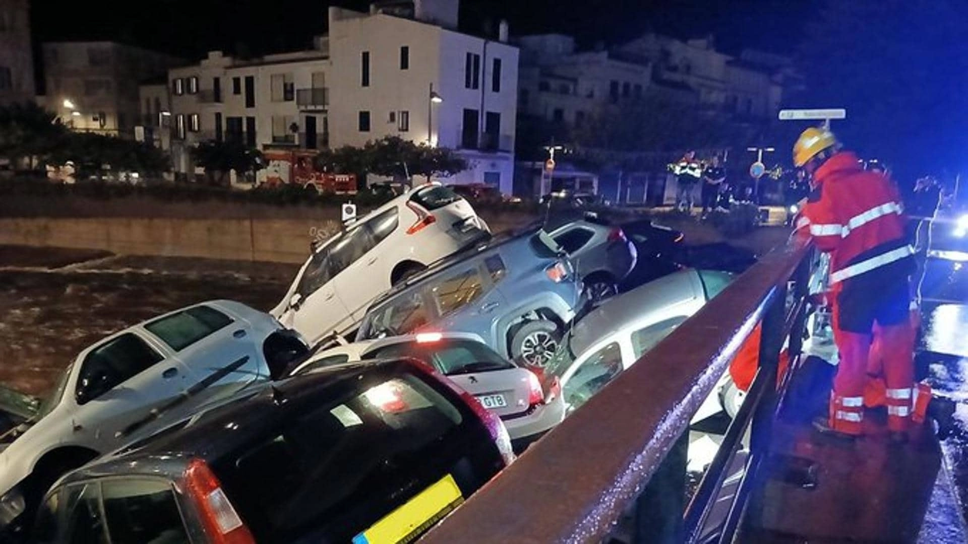 Ισπανία: Νέες πλημμύρες στη Χιρόνα - Παρασύρθηκαν δεκάδες αυτοκίνητα με τους δρόμους να έχουν μετατραπεί σε ποτάμια