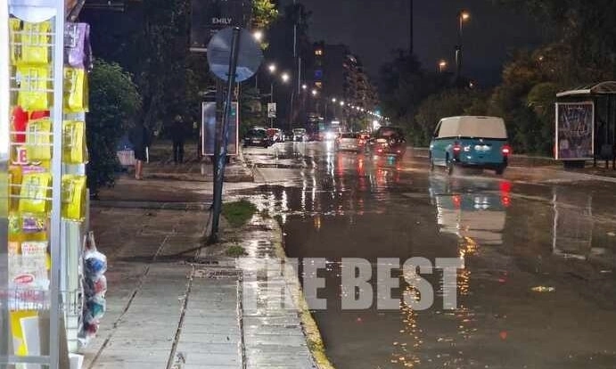 Πάτρα: Με τις σκούπες στα χέρια καθαρίζουν τα φρεάτια - Πλημμύρισαν δρόμοι