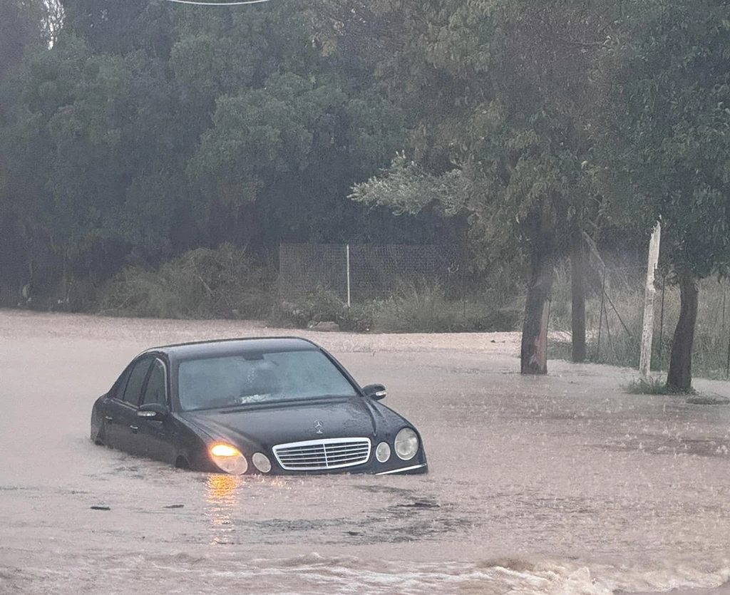 Ποτάμια οι δρόμοι στην Ιαλυσό – Προβλήματα προκάλεσε η βροχόπτωση