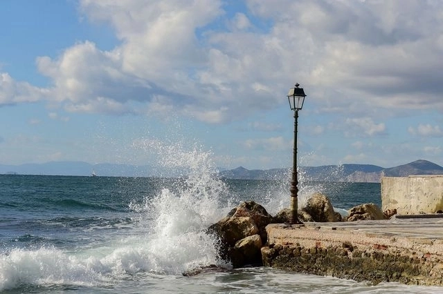 Ενισχυμένοι οι βοριάδες έως και το Σαββατοκύριακο, λίγες βροχές στα ορεινά