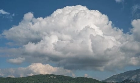 Τοπικές μπόρες στα ορεινά και ηλιοφάνεια στην υπόλοιπη χώρα το Σαββατοκύριακο