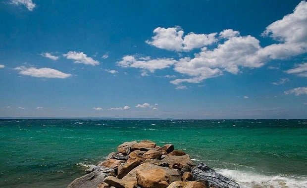 Επιμένει το ισχυρό μελτέμι και το επόμενο διήμερο. Με βροχές και καταιγίδες μας αποχαιρετά το καλοκαίρι για τα Δυτικά και Βόρεια.