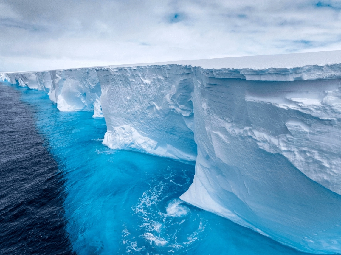 ❄️ Ανταρκτική: Διαλύεται ο &ldquo;παγωμένος γίγαντας&rdquo;, το άλλοτε μεγαλύτερο παγόβουνο του κόσμου