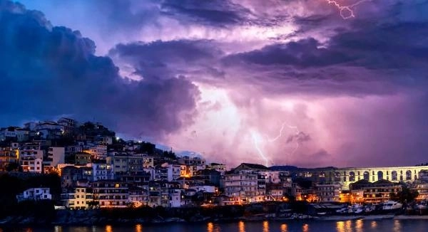 Οργανωμένο βαρομετρικό χαμηλό φέρνει βροχές, καταιγίδες και τα πρώτα χιόνια στις βουνοκορφές της χώρας μας