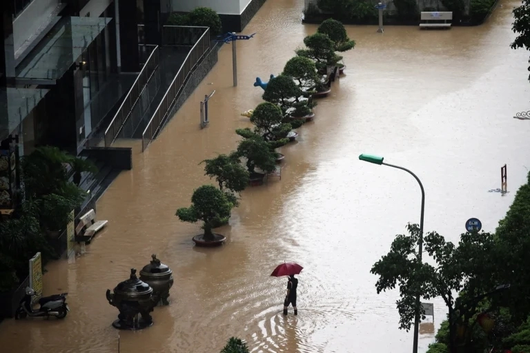 Ρεκόρ πλημμυρών στο Βιετνάμ, τουλάχιστον 8 νεκροί από τον τυφώνας Μάτμο