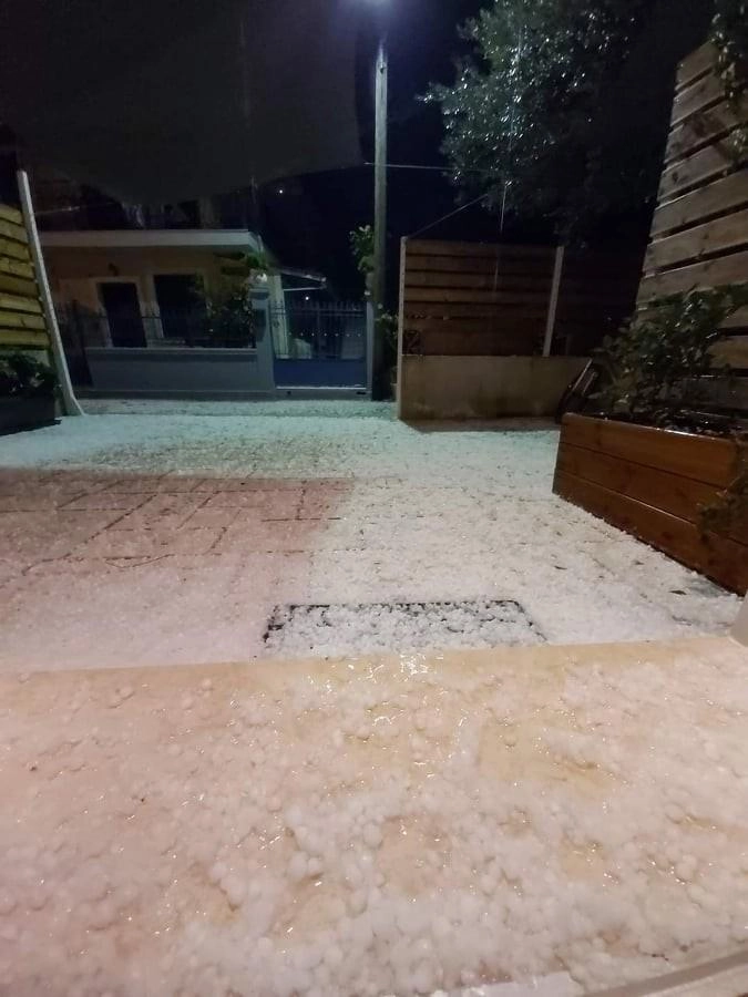 Το έστρωσε όχι από χιόνι αλλά από χαλάζι στην Λευκάδα.