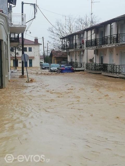 Σοβαρά προβλήματα από τις ισχυρές βροχοπτώσεις στην Έβρο.