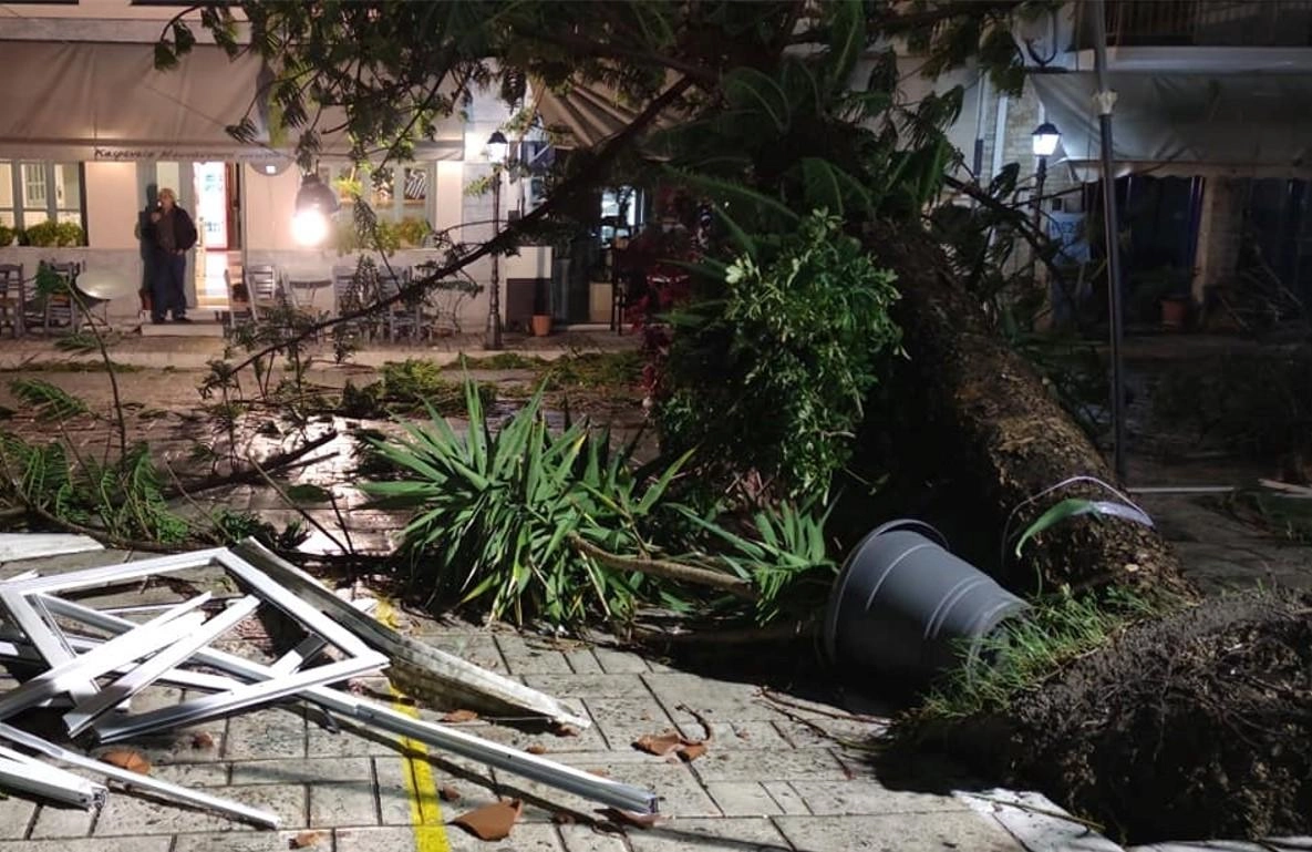 Ζημιές από το πέρασμα ανεμοστρόβιλου στην Κορώνη.