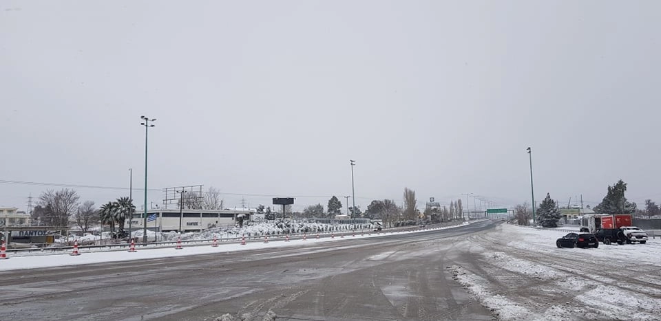 Εθνική οδός Αθηνών Λαμίας στα Λευκά. Αλυσίδες στο ύψος της Καλυφτάκη και βορειότερα