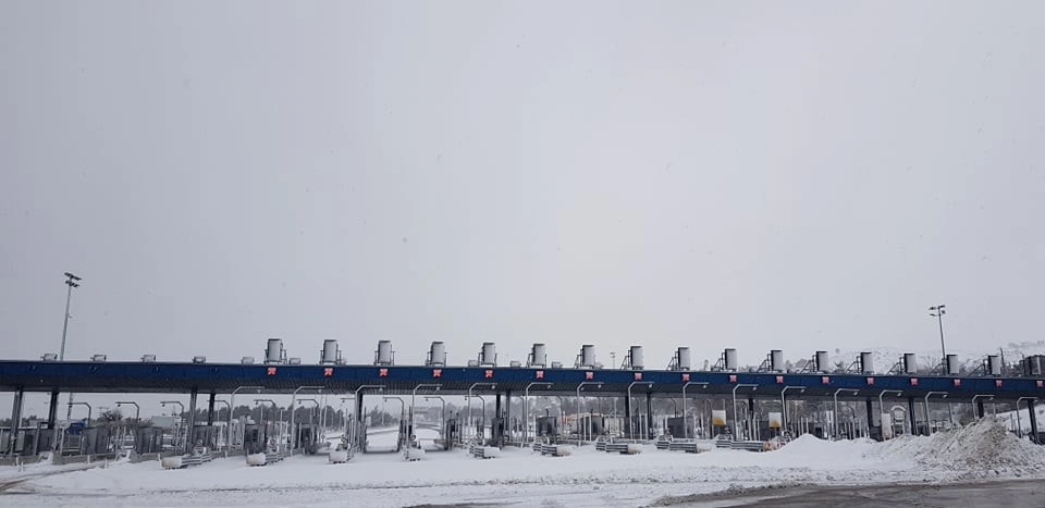 Εθνική οδός Αθηνών Λαμίας στα Λευκά. Αλυσίδες στο ύψος της Καλυφτάκη και βορειότερα