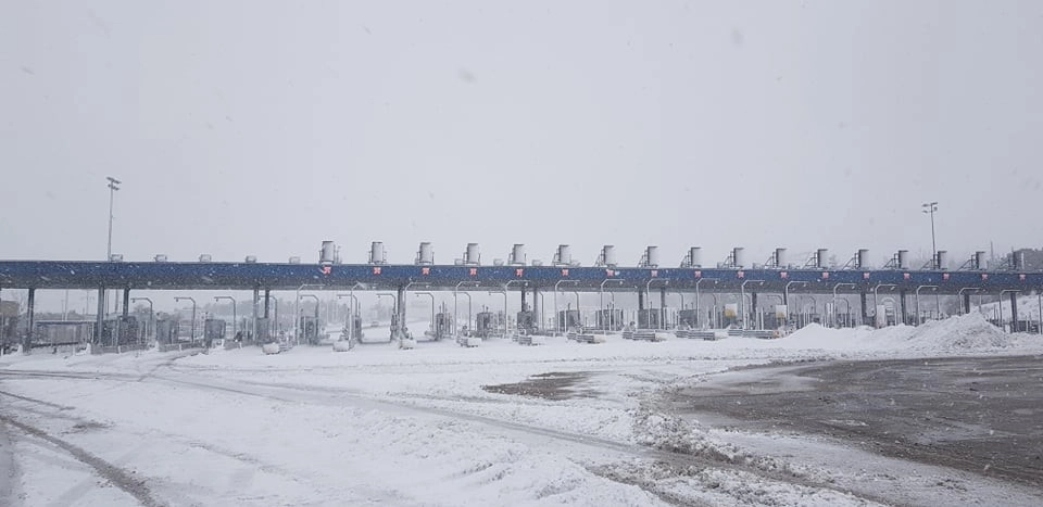 Εθνική οδός Αθηνών Λαμίας στα Λευκά. Αλυσίδες στο ύψος της Καλυφτάκη και βορειότερα