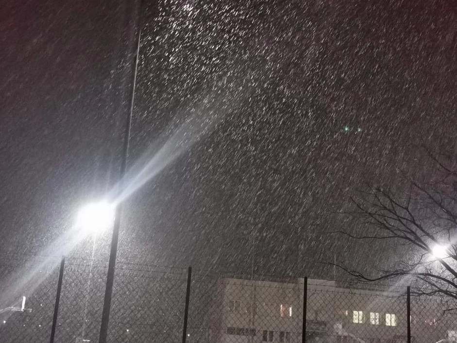 Χιονίζει μέσα στα Γιάννενα. Εχουν βγει τα εκχιονιστικά στην Εγνατία. Δείτε βίντεο και εικόνες.