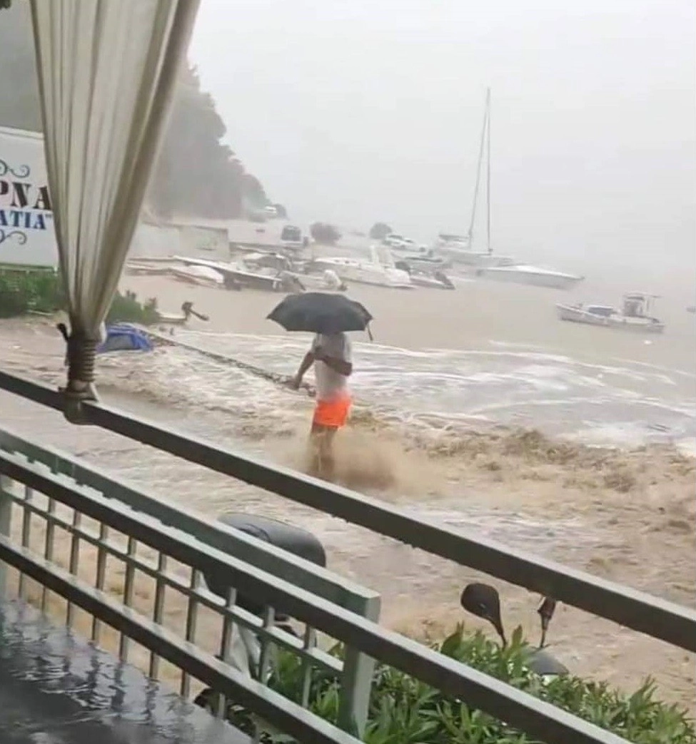 Σε κατάσταση εκτάκτου ανάγκης η Σκύρος. Δύσκολη η κατάσταση και στην Σκόπελο. Δείτε εικόνες.