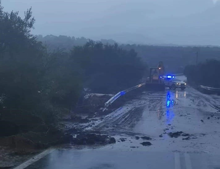 Πλημμύρες προκάλεσε ισχυρή βροχόπτωση το πρωί στη Λέσβο.