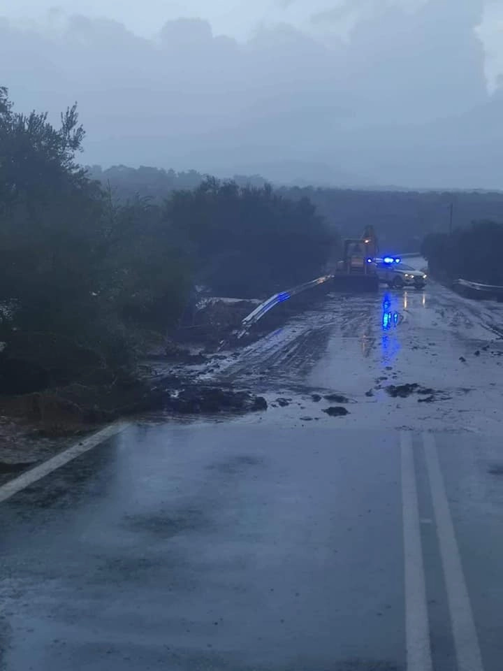 Πλημμύρες προκάλεσε ισχυρή βροχόπτωση το πρωί στη Λέσβο.