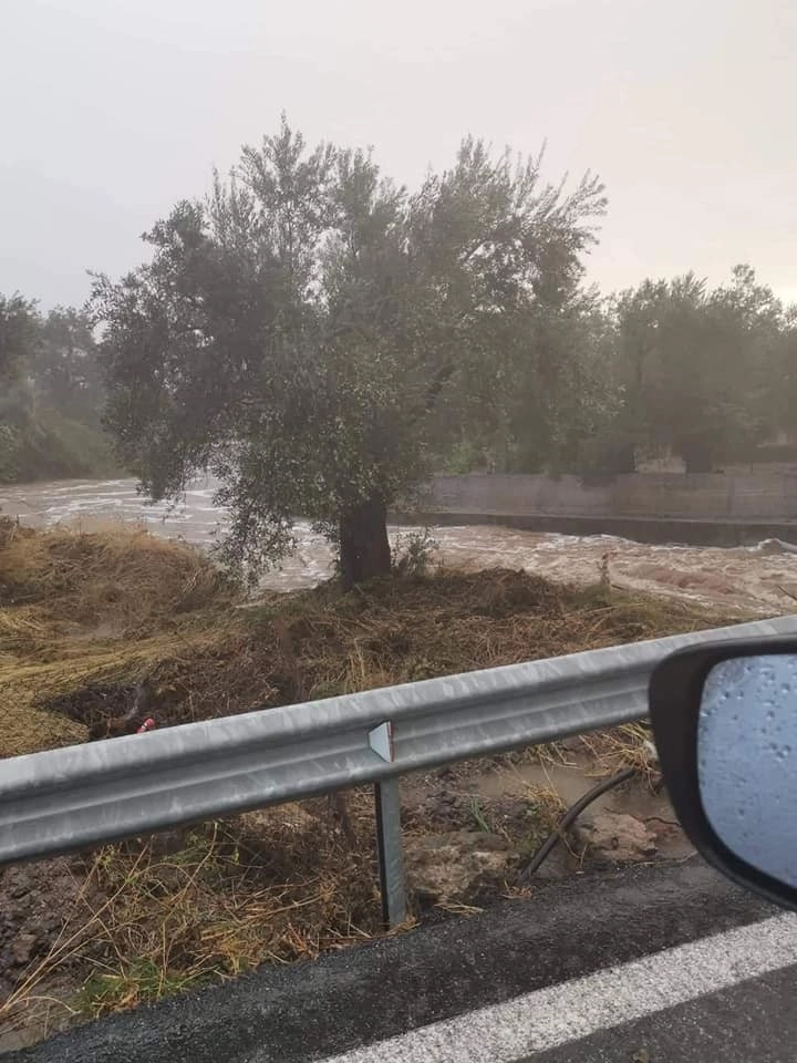 Πλημμύρες προκάλεσε ισχυρή βροχόπτωση το πρωί στη Λέσβο.