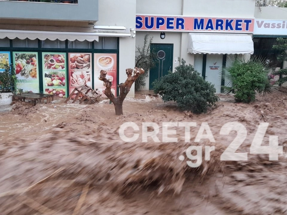 Μεγάλες καταστροφές στην Αγία Πελαγία - Κρήτη. Αυτοκίνητα έχουν βρεθεί στην Θάλλασα. Δείτε εικόνες.