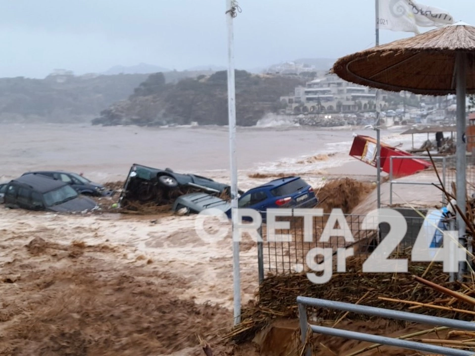 Μεγάλες καταστροφές στην Αγία Πελαγία - Κρήτη. Αυτοκίνητα έχουν βρεθεί στην Θάλλασα. Δείτε εικόνες.