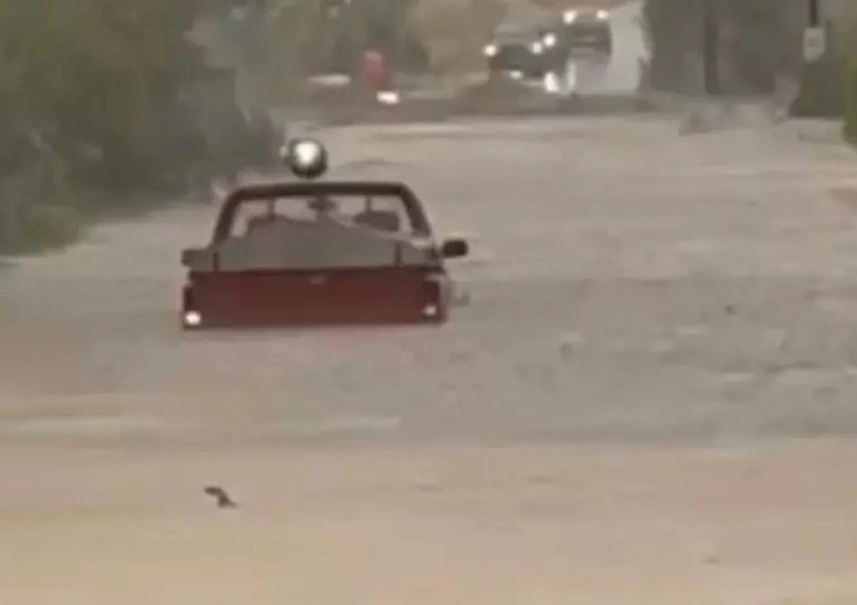 Πρωτόγνωρες εικόνες στην πόλη της Σητείας. Επιχείρηση απεγκλωβισμού 10 τουριστών.