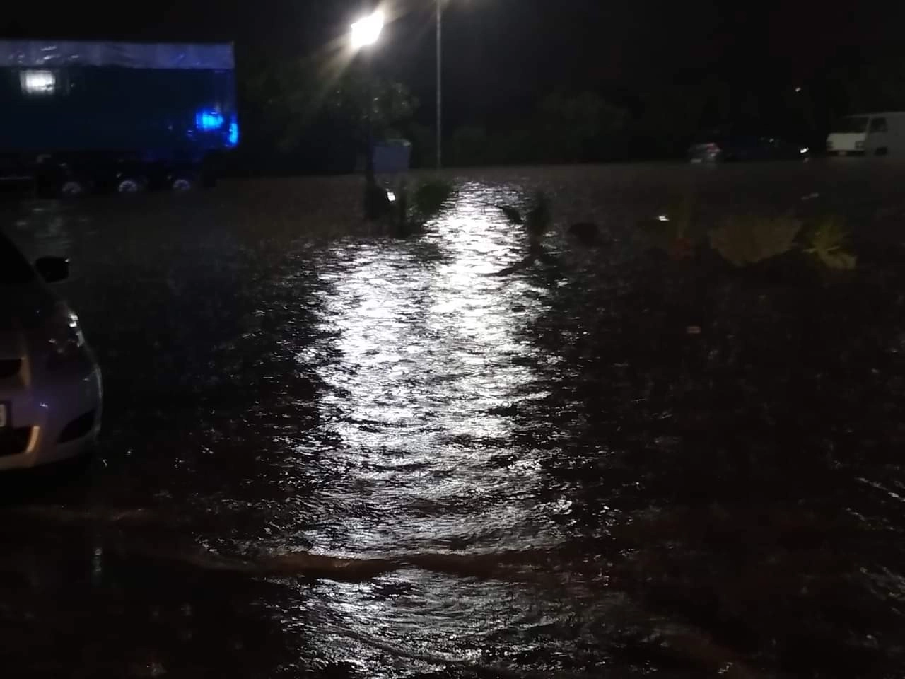 Σοβαρές πλημμύρες στην Ξάνθη ύστερα από ισχυρή καταιγίδα που μετέτρεψε μέσα σε λίγα λεπτά σε ποτάμια τους δρόμους