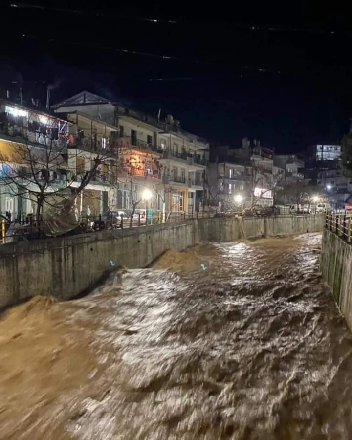 Σοβαρές πλημμύρες στην Ξάνθη ύστερα από ισχυρή καταιγίδα που μετέτρεψε μέσα σε λίγα λεπτά σε ποτάμια τους δρόμους