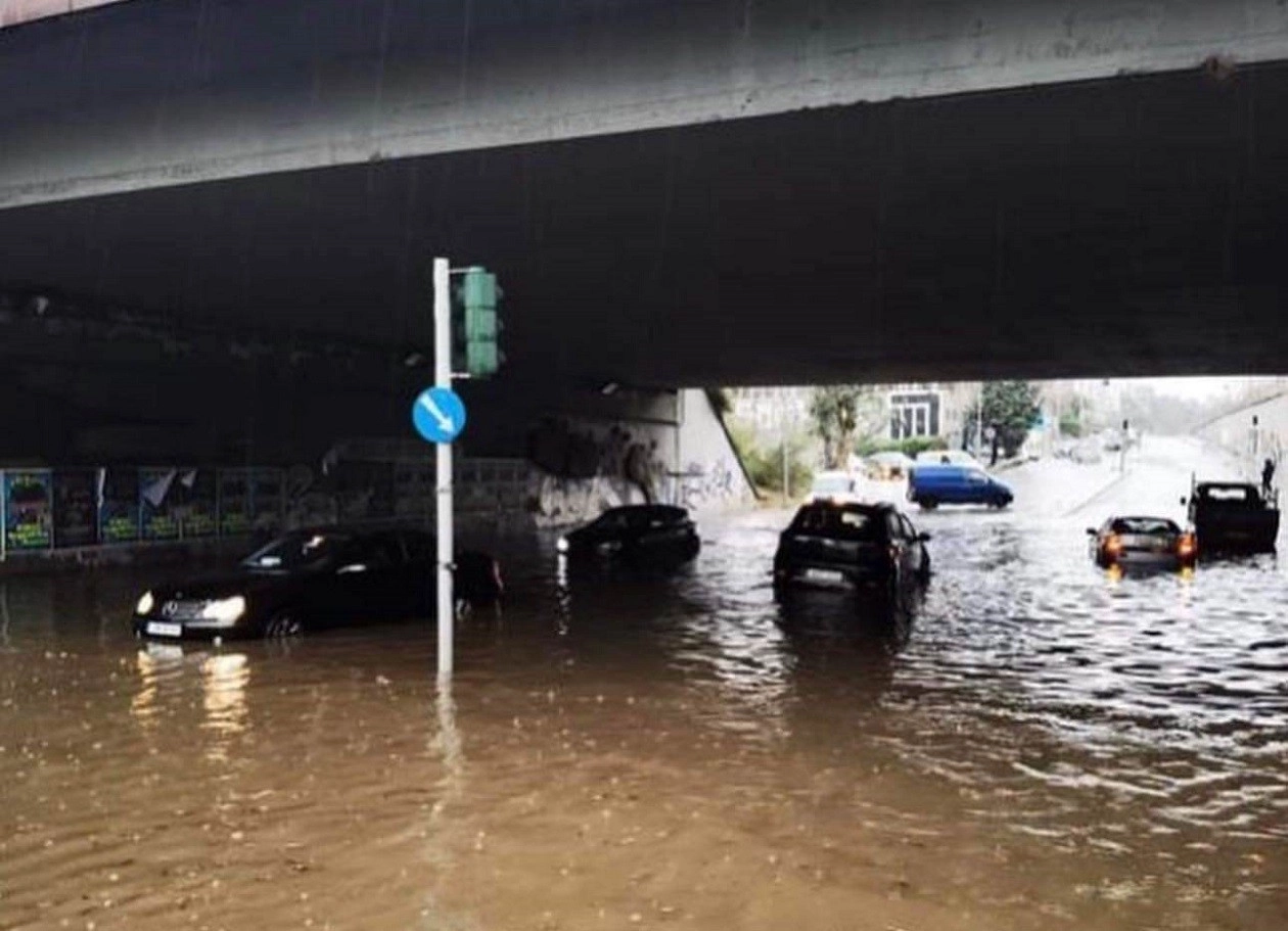 Χαλάζι και κλειστοί δρόμοι στην Αττική από την ισχυρή καταιγίδα - Πλημμύρισε η υπόγεια διάβαση Σπύρου Λούη εγκλωβίζοντας οχήματα