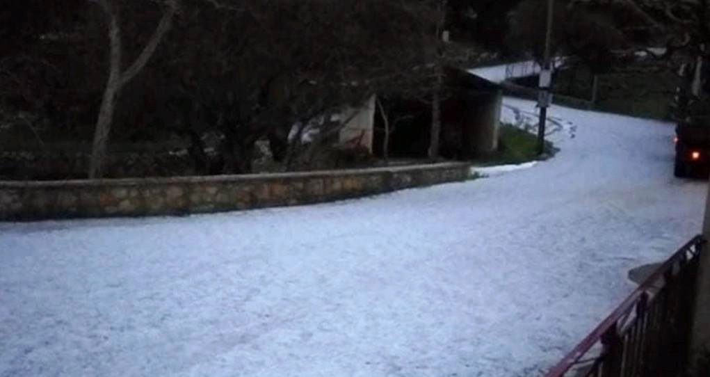 Ζάκυνθος : Απίστευτες εικόνες στην Λούχα μετά από ισχυρή χαλαζόπτωση - Έκλεισε ο δρόμος για την ασφάλεια των οδηγών