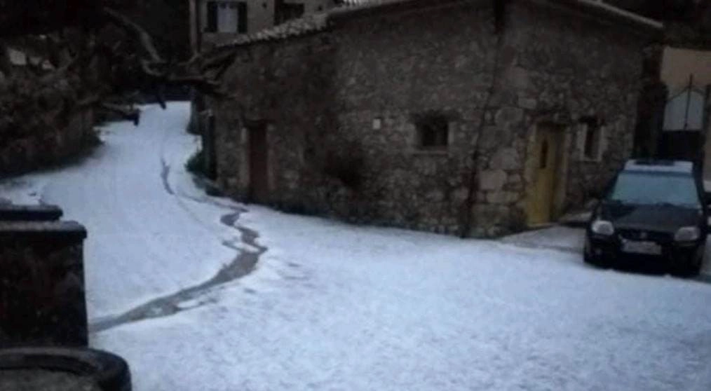 Ζάκυνθος : Απίστευτες εικόνες στην Λούχα μετά από ισχυρή χαλαζόπτωση - Έκλεισε ο δρόμος για την ασφάλεια των οδηγών