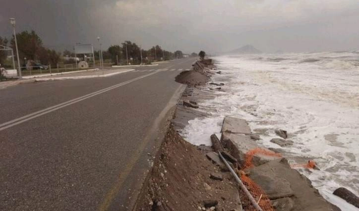 Δοκιμάζεται από την κακοκαιρία το νησί της Ρόδου : Εκτεταμένες ζημιές στον παραλιακό δρόμο Αφάντου από τους θυελλώδεις ανέμους